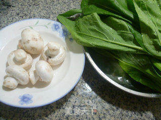 蘑菇炒油菜蕻的做法步骤：1
