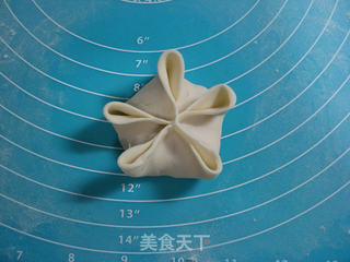多彩牡丹花烫面蒸饺的做法步骤:9