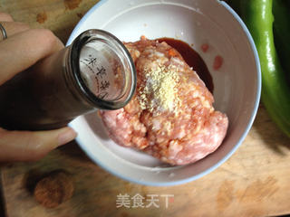 提高免疫力与美容的必备食材---椒盐尖椒酿肉的做法步骤:5