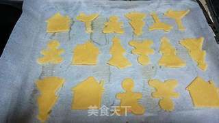 亲子游戏——制作圣诞糖霜饼干的做法步骤:4