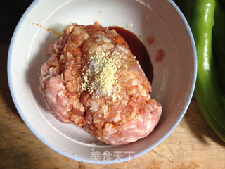 提高免疫力与美容的必备食材---椒盐尖椒酿肉的做法步骤:4