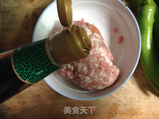 提高免疫力与美容的必备食材---椒盐尖椒酿肉的做法步骤：2