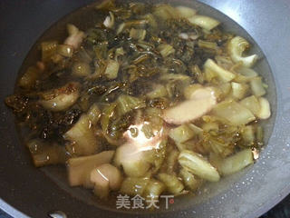 金针酸菜肥牛煲的做法步骤:5