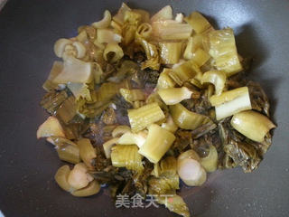 金针酸菜肥牛煲的做法步骤:4