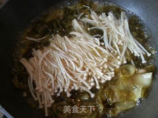 金针酸菜肥牛煲的做法步骤:6