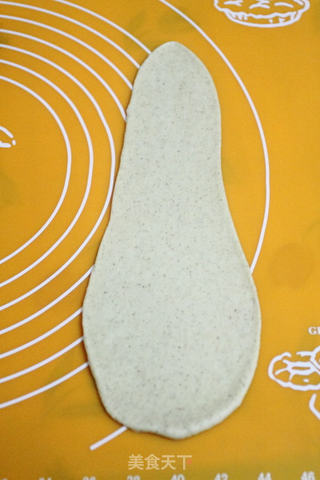 松软香甜的肉桂粉小牛角面包的做法步骤:3