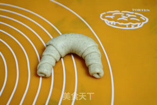 松软香甜的肉桂粉小牛角面包的做法步骤:4