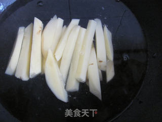 六步做出好吃的---炸薯条的做法步骤:3