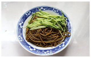 凉拌荞面饸饹的做法步骤:5