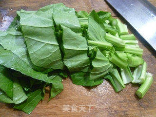 油菜蕻麻辣肠炒年糕的做法步骤:3