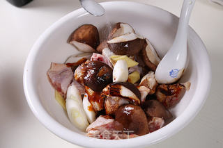 黄焖鸡米饭—捷赛私房菜的做法步骤：2