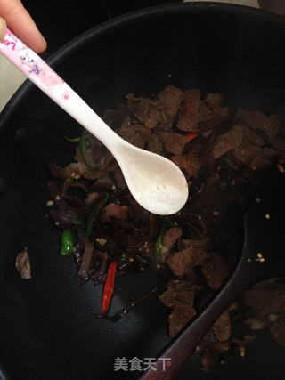疏与肉的完美结合--木耳炒牛肉的做法步骤:10