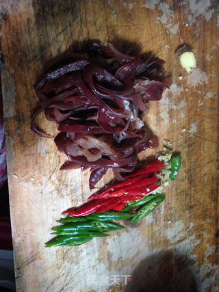疏与肉的完美结合--木耳炒牛肉的做法步骤:2