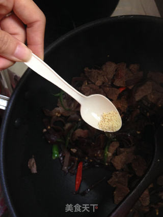 疏与肉的完美结合--木耳炒牛肉的做法步骤:11