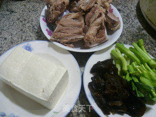 家常肉骨汤的做法步骤：1