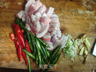 最下饭的辣味菜-----线椒五花肉的做法步骤:2