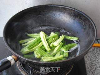 麻辣香苦瓜条的做法步骤:2