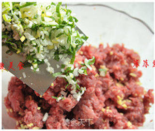 热腾腾的蕃茄牛肉水饺——做出鲜嫩带汤牛肉馅秘方大公开的做法步骤：4
