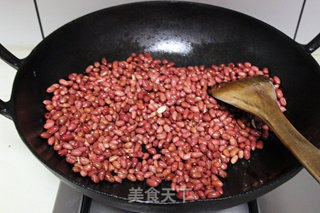 糖霜花生的做法步骤:2