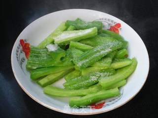 麻辣香苦瓜条的做法步骤:3