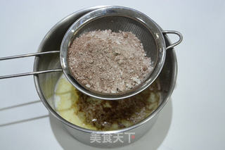 可可蛋糕卷的做法(烤箱做可可蛋糕卷)的做法步骤:5