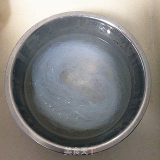 剁椒粉丝金针菇的做法步骤:2