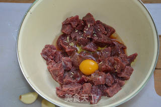 杏鲍菇牛肉丁的做法步骤:2