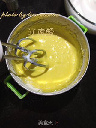 彩虹戚风蛋糕的做法步骤:8