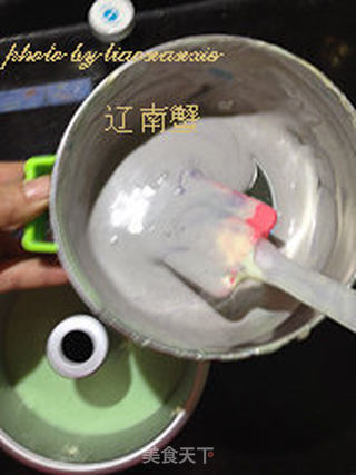 彩虹戚风蛋糕的做法步骤:17