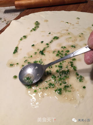 和高高一起开始葱油饼吧!的做法步骤:5
