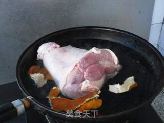 卤猪肘的做法步骤:2