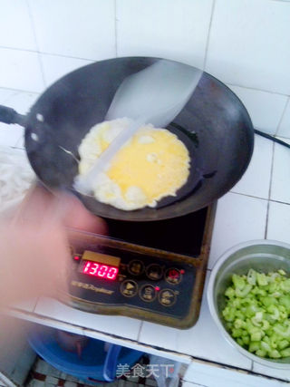 芹菜鸡蛋炒河粉的做法步骤:2