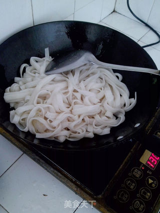 芹菜鸡蛋炒河粉的做法步骤:5