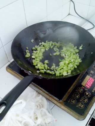芹菜鸡蛋炒河粉的做法步骤:3
