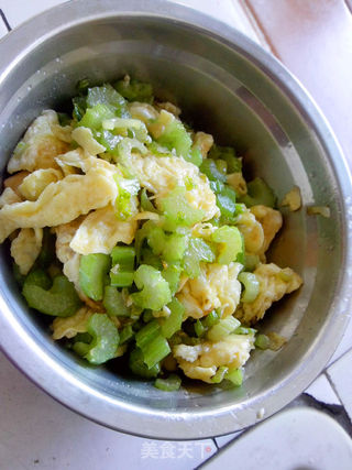 芹菜鸡蛋炒河粉的做法步骤:4