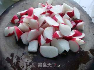 叶包骨头参煮红皮萝卜的做法步骤:2