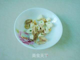 叶包骨头参煮红皮萝卜的做法步骤:3