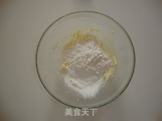 香甜柔软的黑芝麻鸡蛋卷的做法步骤：2