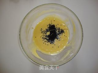 香甜柔软的黑芝麻鸡蛋卷的做法步骤：4