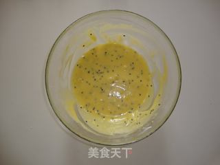 香甜柔软的黑芝麻鸡蛋卷的做法步骤：5