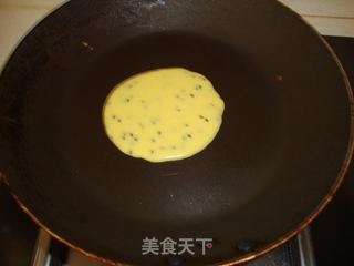 香甜柔软的黑芝麻鸡蛋卷的做法步骤：6