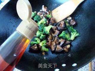 蚝油香菇西兰花的做法步骤:10