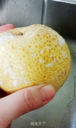 冰糖炖雪梨~~~~分享把大块黄冰糖变成小块的窍门的做法步骤:3