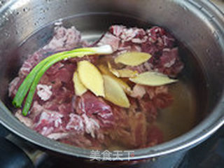 萝卜炖牛肉的做法步骤:2