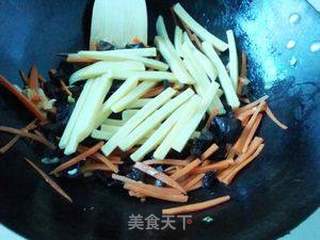 胡萝卜木耳炒玉米年糕的做法步骤:6