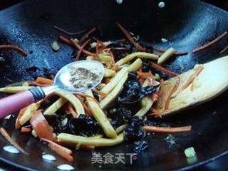 胡萝卜木耳炒玉米年糕的做法步骤:8