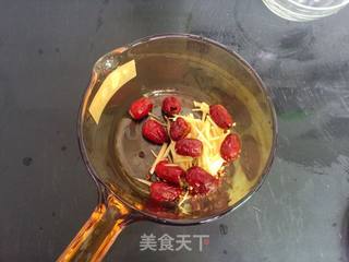 减轻女人经期的痛苦——姜椒红枣茶的做法步骤：3