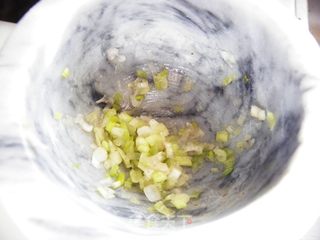 三酱焖排骨的做法步骤:2