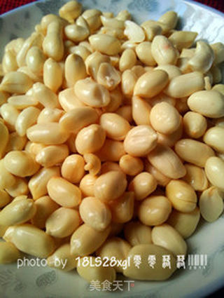 自制美味零食：麻辣花生的做法步骤：2