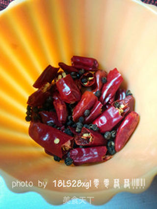 自制美味零食:麻辣花生的做法步骤:3